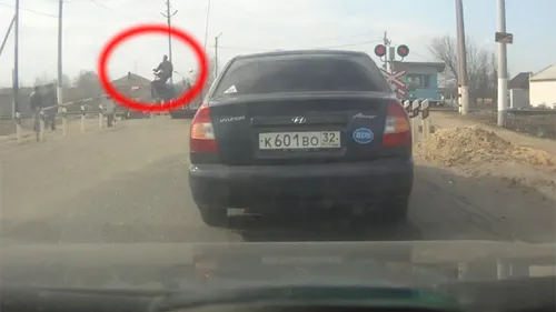 Graba strică treaba!** VIDEO Ce a pățit un motociclist care a ocolit o barieră