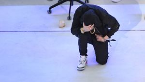 Eminem, gest controversat în fața a miliarde de oameni! Ce a făcut cântărețul la finala Super Bowl, deși organizatorii îi interziseseră total acest lucru și cum au reacționat fanii superstarului