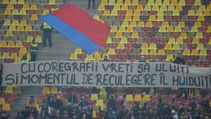 Puțini, dar puși pe ironii! Cei 100 de fani FCSB au luat peste picior PCH-ul în derby. Mesajele care nu s-au văzut la TV: "Vă credeți la Untold?"