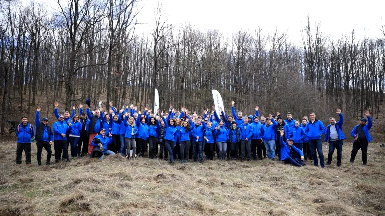 Peste 100 de voluntari ai Fundației Țiriac și Țiriac Auto și-au unit forțele în cadrul programului Plantăm fapte bune în România pentru a împăduri o enclavă forestieră în județul Argeș