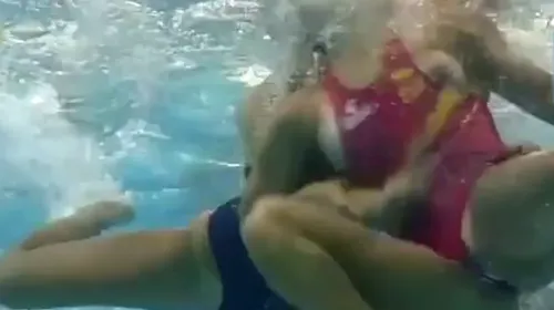 VIDEO INEDIT | Ce se întâmplă sub apă atunci când femeile joacă polo