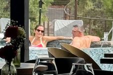 Poza pentru articolul Jurnalista și antrenorul, filmați la piscină. Ea e măritată, el e însurat