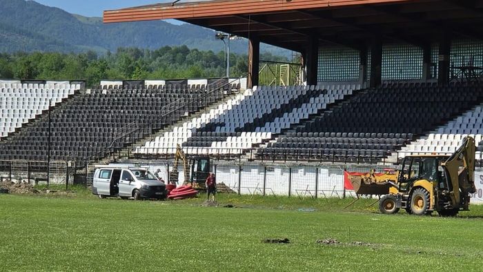 „Se trag cablurile!”. Au băgat 716.000 de euro și au făcut un stadion de Superliga într-un oraș minier al României