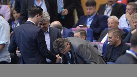 Primele cuvinte ale lui Lupescu, după ce a pierdut alegerile: "Era de datoria mea să vin!". Replica pentru "cuiruitorul" Burleanu: "Lipsă de respect!"