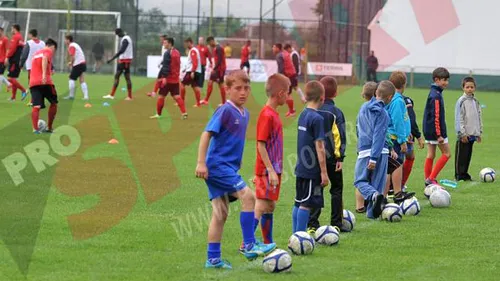 FOTO: Jucătorii lui Dinamo s-au antrenat cot la cot cu...niște puști de 10 ani :)