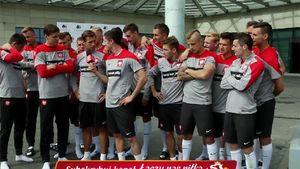 VIDEO | Stelistul Szukala a îndurat alături de Lewandowski provocarea Ice Bucket Challenge. Un excavator le-a turnat în cap mii de litri de apă