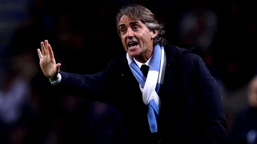 FOTO Mancini, la un pas să fie strivit de o mașină mare și roșie!** Și nu e vorba de Man United :)