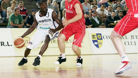 Baschet / Distribuția pentru „războiul stelelor"