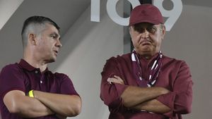 Imaginile disperării cu Dan Șucu, în momentul în care galeria Rapidului a cerut demisia lui Neil Lennon! Cum a fost surprins patronul giuleștenilor după meciul cu Sepsi