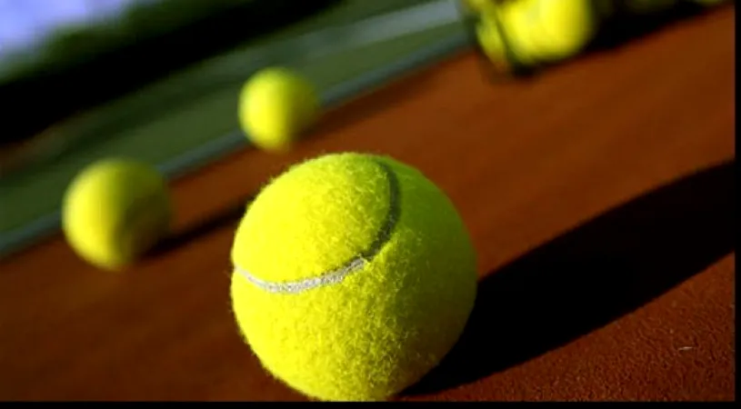 Ce poți face cu racheta de tenis pe timp de pandemie. Patru variante inedite cu care îți poți suprinde partenerul acasă | VIDEO