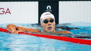 Vizită bombă în La Defense Arena! Prim-ministrul Franței a pus ochii pe marele David Popovici! Ce s-a întâmplat în tribune înaintea bătăliei pentru aur pe care o dă campionul României. FOTO EXCLUSIV