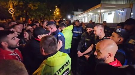 Fanii au explodat şi i-au atacat pe fotbaliştii „câinilor”, după Dinamo - Voluntari 1-1! Jucătorii, aşteptați la autocar şi înjurați: „Dă-le un capac!” Kopic nu a scăpat nici el: „Demisia!”. VIDEO