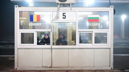 Un român a primit banii cash pentru munca din Bulgaria. Când a întrebat cum trece granița i s-a spus asta: „Ne spui pe unde treci cu maşina. Ia-ți adidaşi mai mari şi îi bagi acolo”