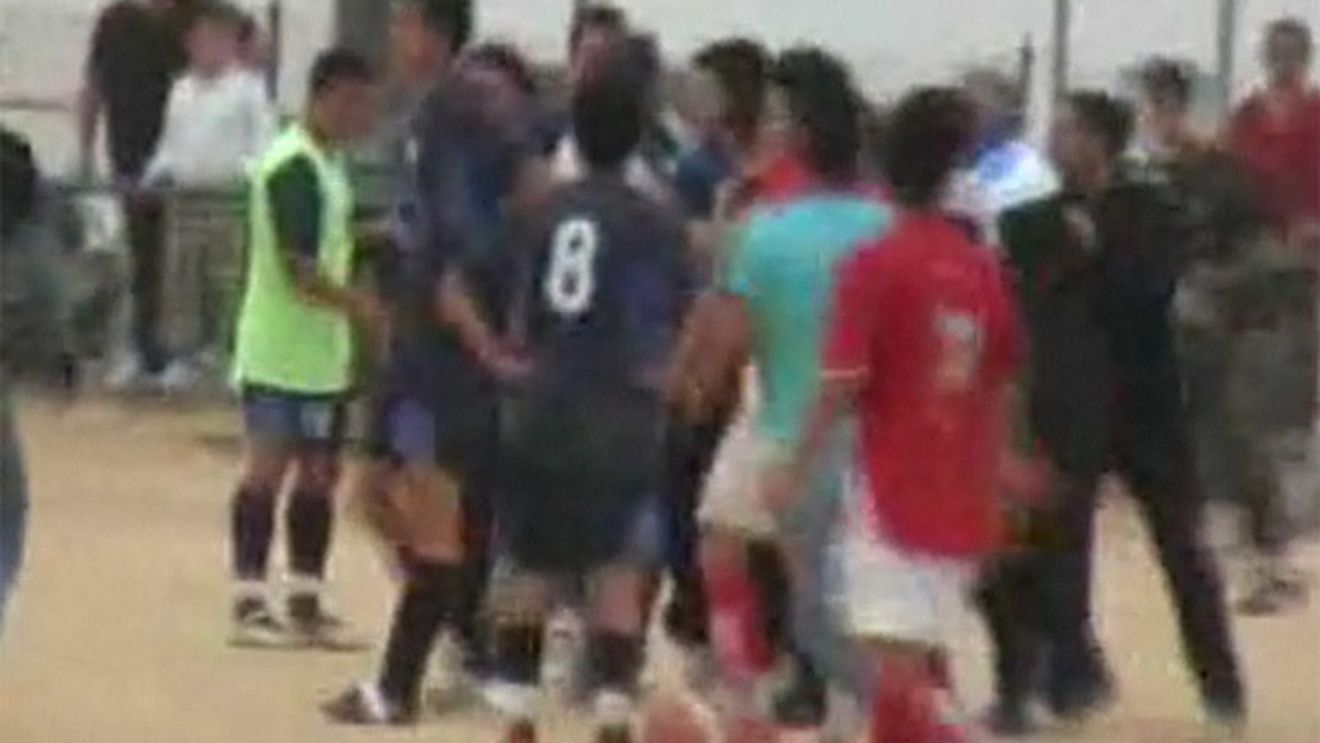 VIDEO INCREDIBIL Un arbitru a fost bătut crunt la un meci de juniori