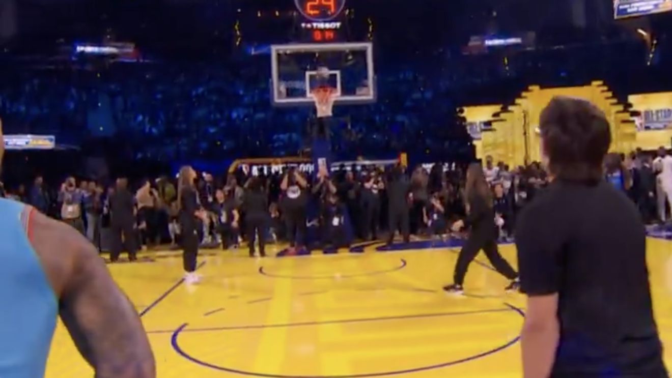 A câștigat 100.000 de dolari cu o aruncare de la centrul terenului