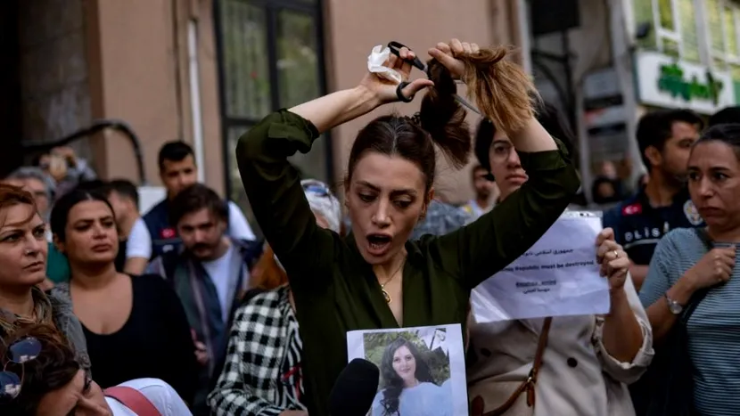 Femeile iraniene își taie părul într-un protest emoționant