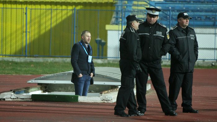 Iordănescu, nervos după arbitrajul lui Avram: "Nu vrem titlul, nu vrem nimic, lăsați-ne să jucăm fotbal!" Arbitrul a dat un penalty inexistent pentru CSMS Iași