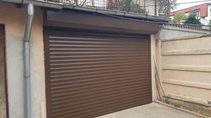 (P) Ușă garaj rulou: Ce trebuie să știi înainte de a comanda un sistem automat