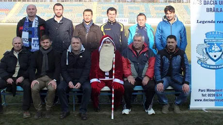 Moș Crăciun a ținut să se pozeze cu antrenorii de la Dacia Unirea.** Juniorii clubului brăilean au primit cadouri