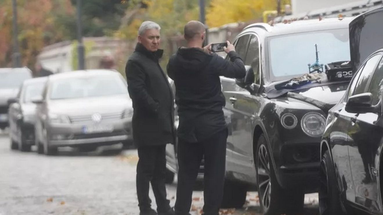 Cum a scăpat Stere Halep de o cheltuială uriașă reparându-și parbrizul de la Bentley chiar pe stradă! | GALERIE FOTO