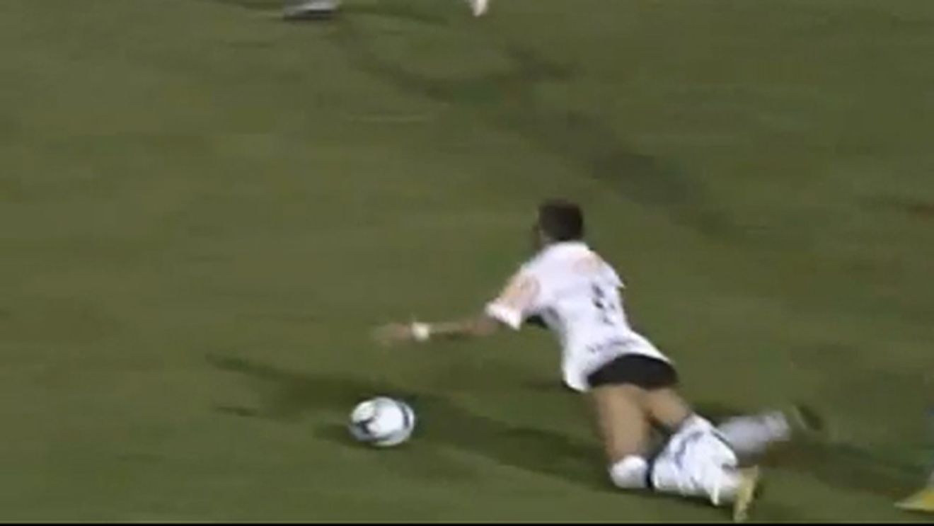 VIDEO** Ce se întâmplă când driblezi prea mult? Puștiul-minune al lui Santos, lăsat în chiloți de un adversar :)