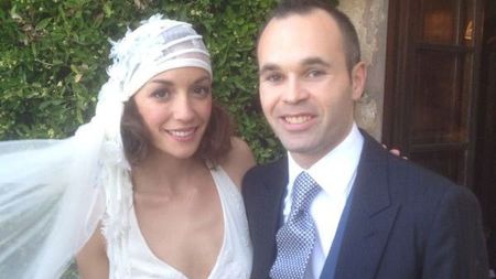 TARE! Iniesta stă pe Twitter chiar la nunta sa! :)** Ce mesaj a postat mijlocașul Barcei pentru fanii care-l urmăresc pe rețeaua de socializare