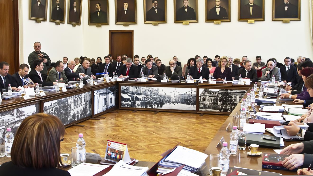 "Să-l aduceți în plen, să ne explice strategia!" Suprarealism la Iași: strânși în Consiliul Local să discute bugetul orașului, politicienii i-au cerut demisia antrenorului de la Poli! Aleșii locali critică tactica echipei în ultima etapă. Reacția de senzație a lui Stoican