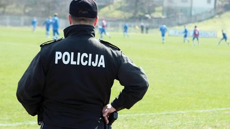 Singuri și păziți de Poliție