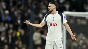 Radu Drăgușin așteaptă vestea cea mare. Tottenham e gata să-l îmbrace în aur pe fostul fotbalist de la CFR Cluj