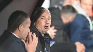 Jucătorul dorit de Dan Petrescu la CFR Cluj şi-a prelungit contractul cu rivala din Superliga! EXCLUSIV