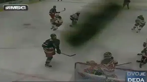 VIDEO INCREDIBIL!** Un hocheist din NHL a spart o cameră video cu pucul!