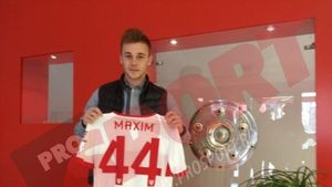 Stuttgart la M44XIM!** FOTO Fostul jucător al Pandurilor s-a pozat cu tricoul pe care îl va purta în Bundesliga! "E o provocare să evoluez aici"