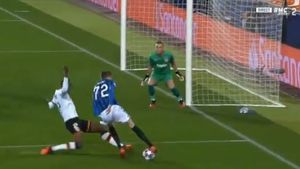 A fost sau nu? Ovidiu Hațegan a acordat două penalty-uri în meciul Valencia - Atalanta! Primul, în minutul 3 | VIDEO