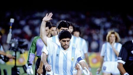 S-a aflat după 36 de ani! Maradona a aruncat în iarbă tricoul unui jucător român: ”Era supărat, nervos!”