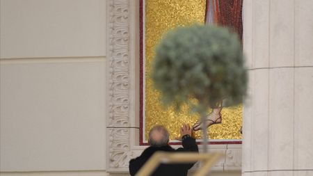 Cum l-a putut numi Gigi Becali pe Patriarhul Daniel, omul care i-a dat interzis să cânte în biserică, după sfințirea Catedralei