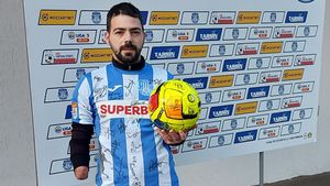 Poli Iași și Alexandru Crețu, alături de un tânăr suporter ieșean care și-a pierdut o mână și un picior. ”Dacă îmi cumpăr o proteză funcțională pot face mai multe”