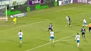 „Sirtaki” în fața grecului Marinos Ouzounidis. Oltenii, șah-mat la golul spectaculos înscris de Paul Iacob | VIDEO