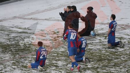 FOTO** Steliștii au îngenuncheat în fața fanilor, în frunte cu Meme Stoica!