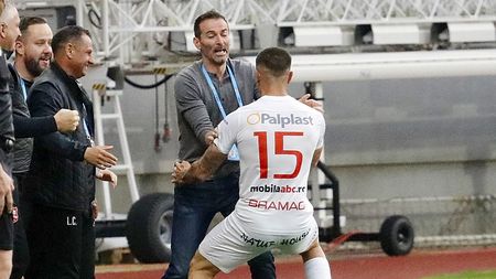 Faza care va rămâne în istoria Cupei României Betano. Nemaivăzut: fotbaliştii lui Hermannstadt s-au bucurat, pe teren, cu arbitrul meciului cu Rapid