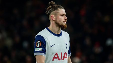 Oscilantul Radu Drăgușin le dă mari bătăi de cap șefilor lui Tottenham. Presa engleză l-a pus din nou la zid după meciul cu Roma: „A tremurat din nou”