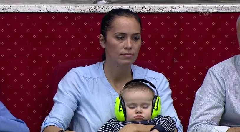 IMAGINEA SERII | Fiul Aureliei Brădeanu a adormit în vacarmul din Sala Polivalentă, în timpul meciului CSM - Ferencvaros. Cum l-a protejat 