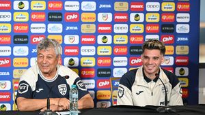 Ce au vorbit Ianis Hagi şi Mircea Lucescu la telefon. Fotbalistul l-a sunat imediat după ce a dat gol, din tribună, pe selecționer