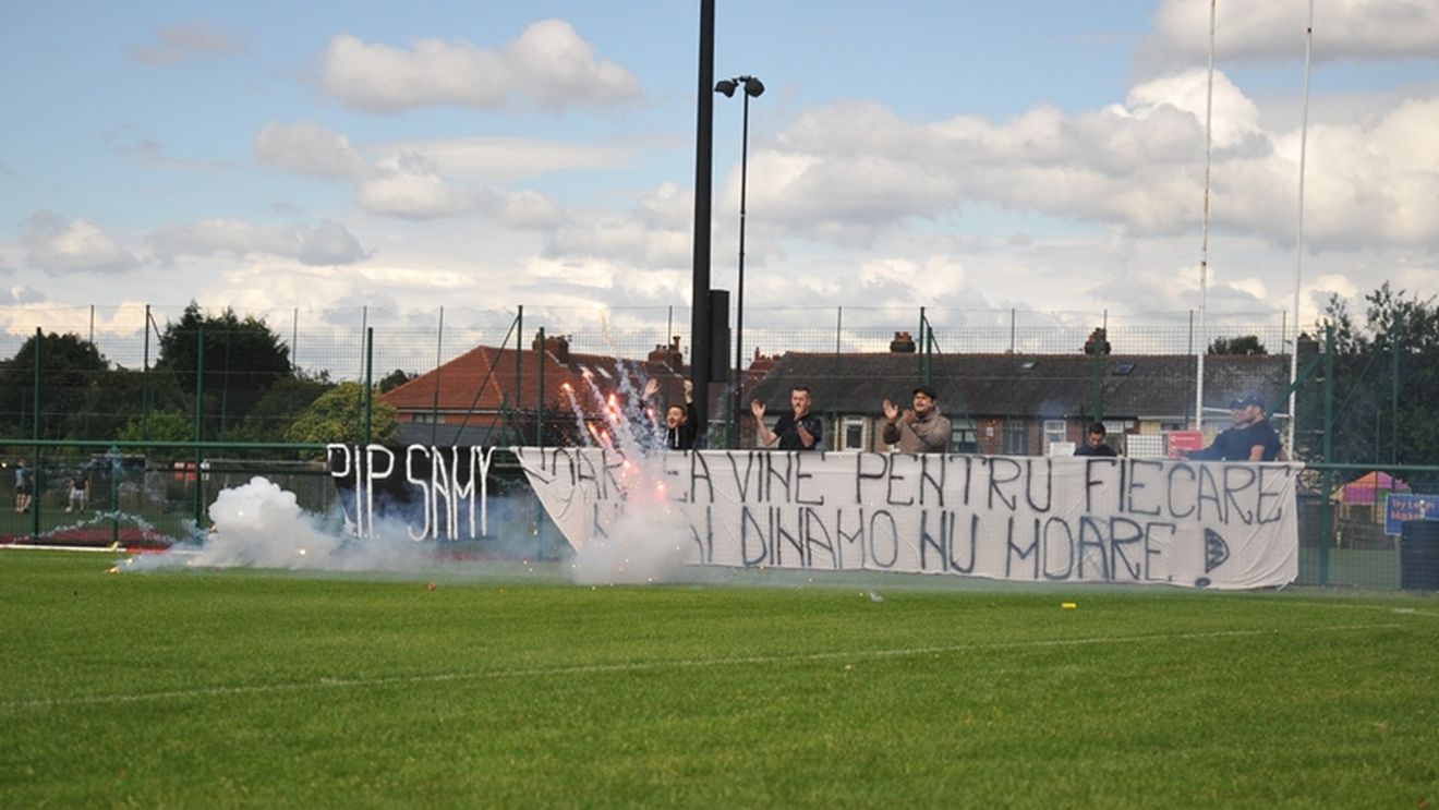 Captură "impresionantă" pentru ultrașii lui Dinamo. Șase suporteri au furat steagul unei familii, fani ai lui Heart of Midlothian 
