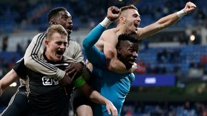 "Zmei" cu toată lumea, nu doar cu Real. VIDEO | Ajax și-a "demolat" adversarul de duminică, Tadic și Neres s-au distrat din nou