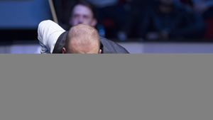 VIDEO | Break maxim de poveste: adversarul se ridica din fotoliu, crezând că el a ratat lovitura, dar o altă bilă roșie a intrat în buzunar. Apoi, a urmat provocarea la ultima bilă neagră. Cinci detalii inedite despre cel mai nou membru din 'club 147' în snooker