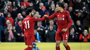 Genți de bani pentru Mohamed Salah și Virgil van Dijk, după câștigarea Premier League! Jucătorii lui Liverpool vor împărți un bonus uriaș