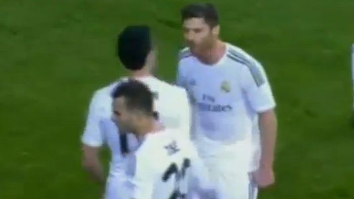 VIDEO: Au uitat de prietenie. Xabi Alonso și Arbeloa au oferit un moment tensionat pe Santiago Bernabeu