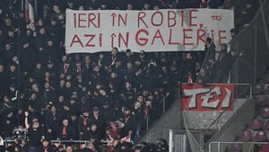 „Sunt rromi care muncesc 12-14 ore pe zi în depozite din alte țări”. Reacția bărbatului care a făcut plângere penală după mesajele rasiste de la Rapid - Dinamo