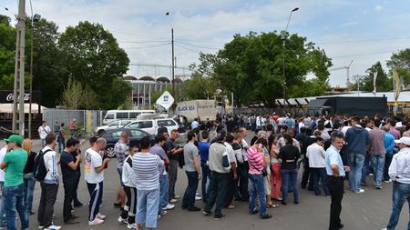 Revoltător! Bișnițarii au vândut tichete de parking înainte de Steaua - Tbilisi, chiar sub ochii poliției! Culmea: erau invitații eliberate de club
