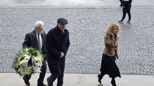 Afaceristul George Copos a venit prin ploaie pentru a-l comemora pe Mircea Lucescu, prietenul cu care a scris istorie în Giulești